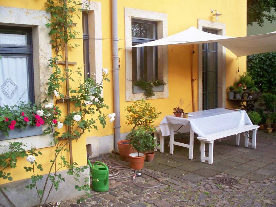 Sitzplatz am Haus