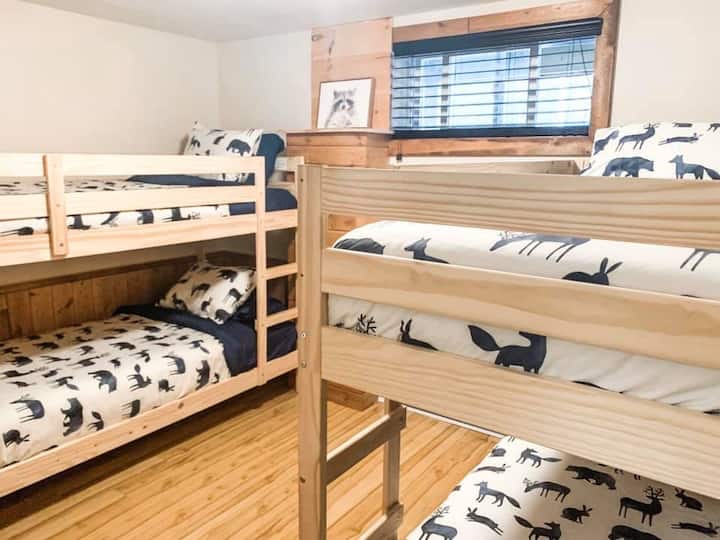 Room for Ratons-Laveurs: 4 single bunk beds, toy for children in the wardrobe
