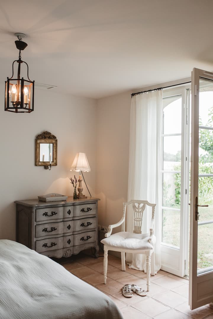 Hlavná spálňa je dole schodmi. Vchod do záhrady.  