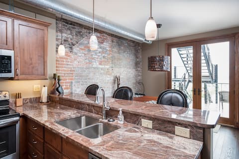Fantastic River View - Upscale 2BR/2BA Loft w/deck