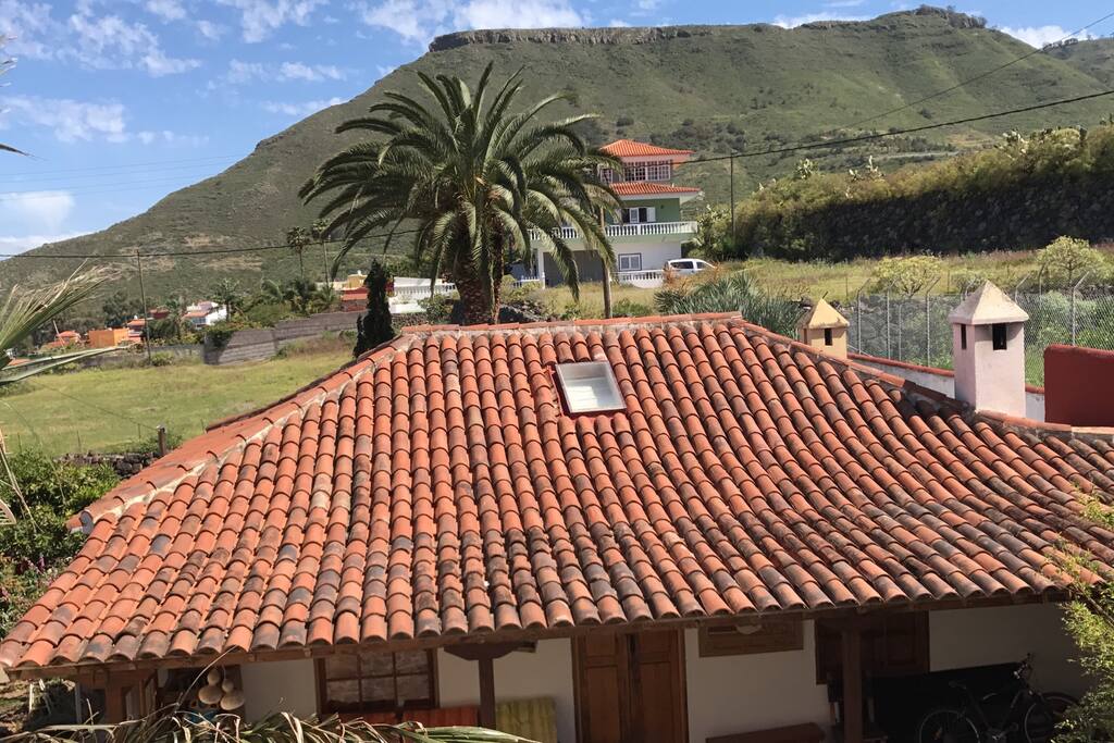 Las vistas que tendrán nuestros huéspedes desde la ventana del baño. Al fondo la montaña " La Atalaya "desde cuya cima se tiene increíbles vistas a la comarca Nordeste de Tenerife