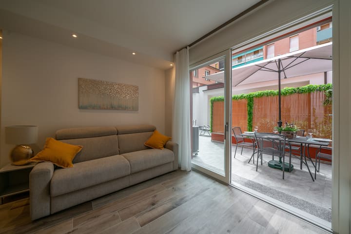 ห้องนั่งเล่นมองเห็นสวนส่วนตัว