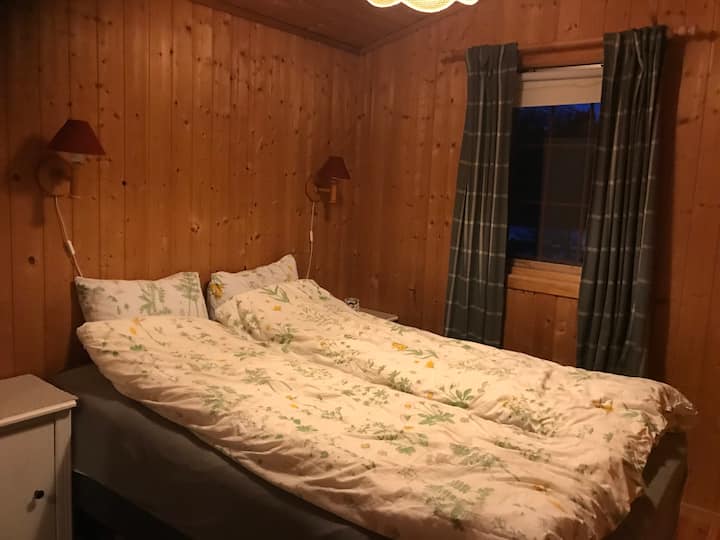 ダブルベッド140 cm。