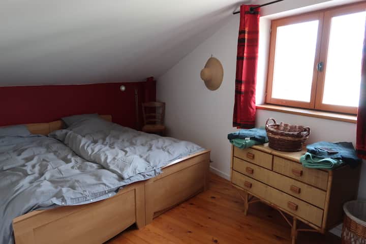 Une des chambres du second étage, 2 lits jumeaux, un grand placard, salle d'eau complète partagée avec l'autre chambre du deuxième étage