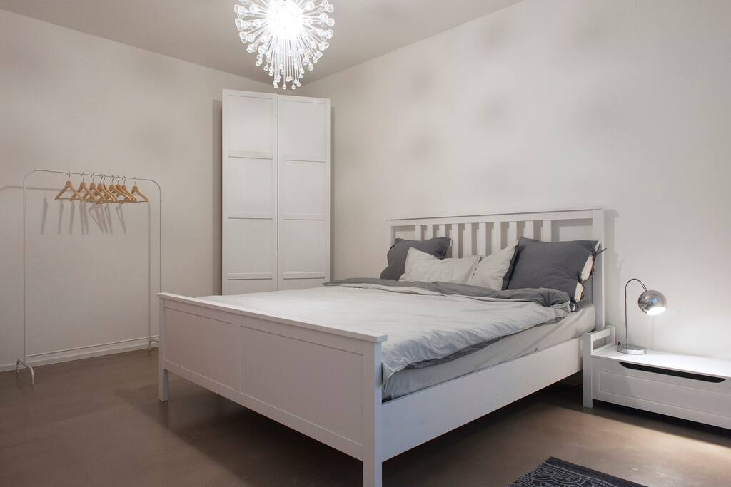 Cosy bedroom with large and comfortable bed.