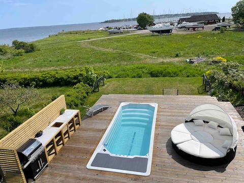 Pool and panorama at Rørestrand. Cat included