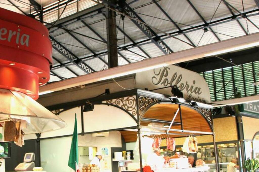 Sant'Ambrogio farmers-market, a step away from the apartment
