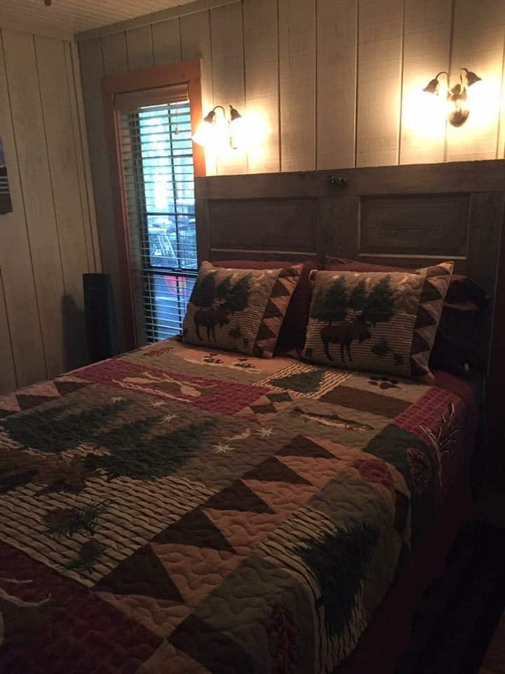 Საძინებლის ქვედა ნაწილში არის საწოლი დიდი ზომის