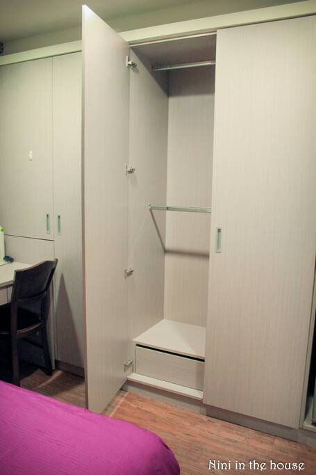 Large wardrobe
大型衣櫥