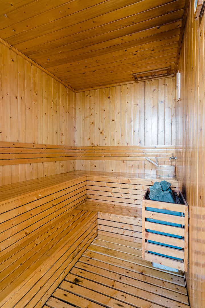 Phòng xông hơi khô bên hồ bơi