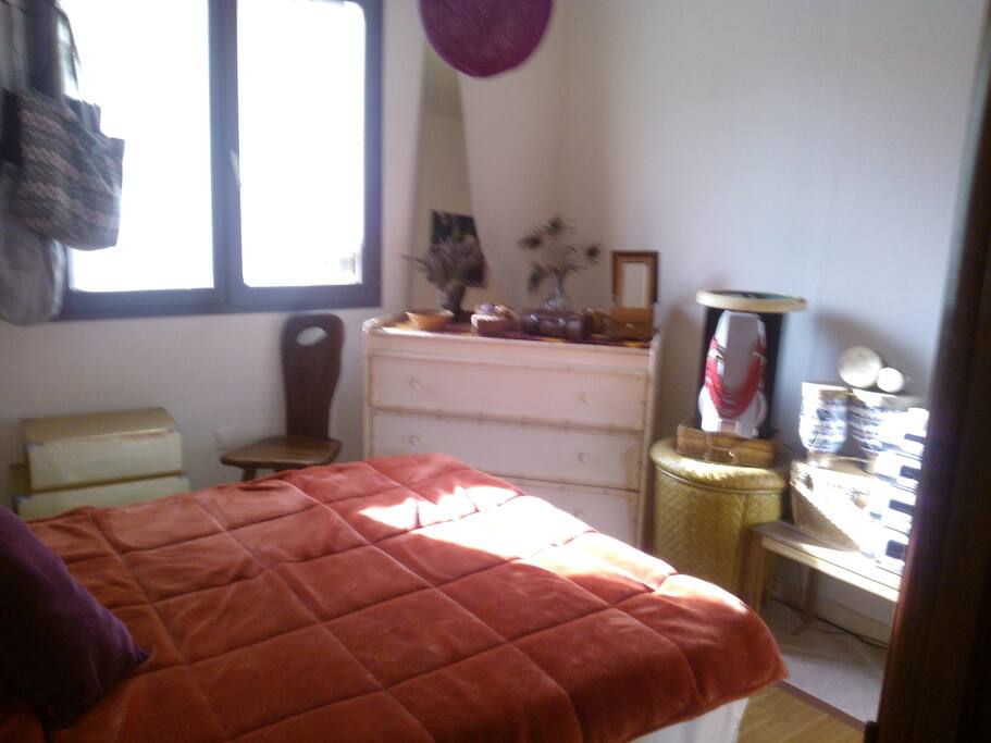 Chambre 1 avec volet rideau et moustiquaire à la fenêtre !