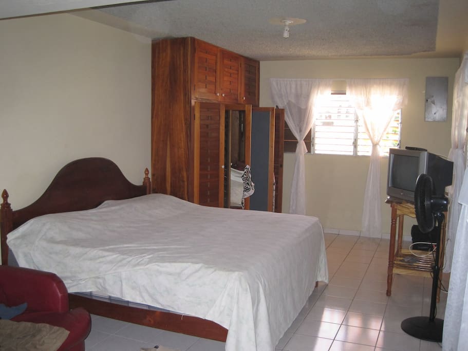 Apt. with King Bed Kitchen, Full Bath, Cable TV, WiFi