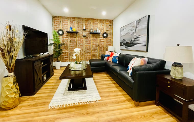 Kosciuszko Station | Spacious Luxury 2-Bed +Office