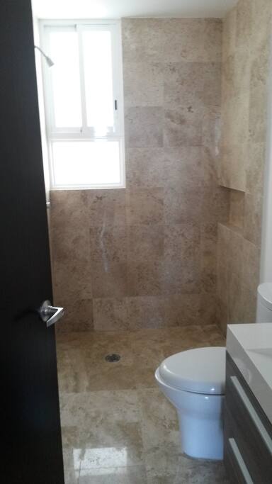 Baño Completo Independiente con Agua Caliente