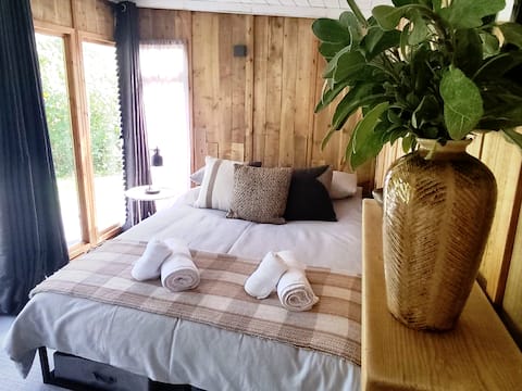 Luxury Private Cabin hot tub robes towels included