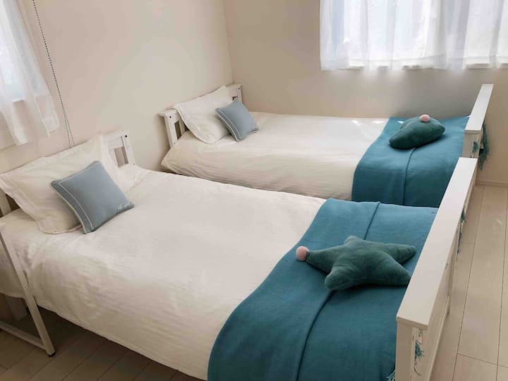 Dormitorio con dos camas individuales