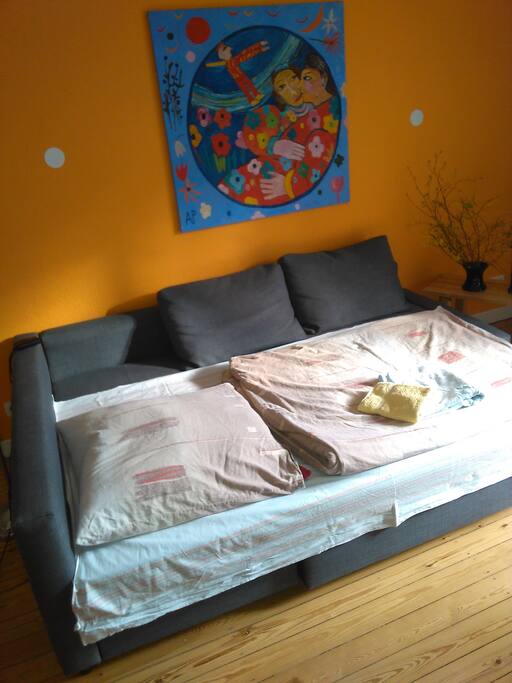 Die ausklappbare Couch bietet Platz für zwei aus 140 x 200 cm Liegefläche.