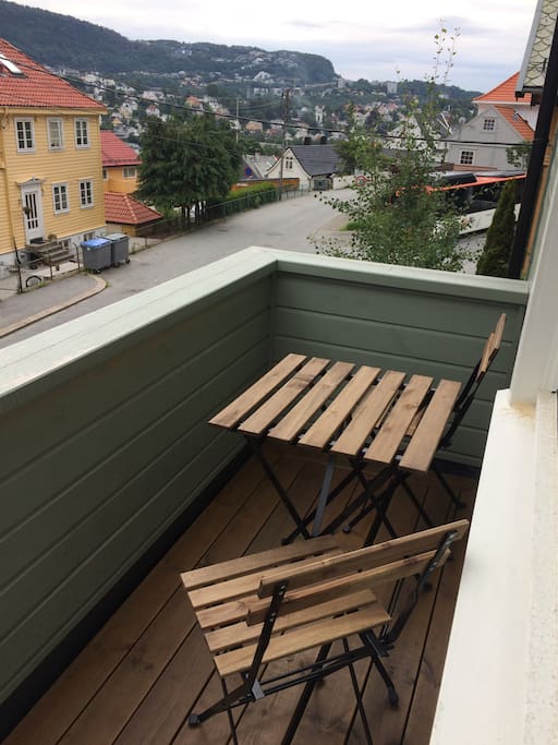 Breakfast on the balcony. Bus stop 20 metres away.