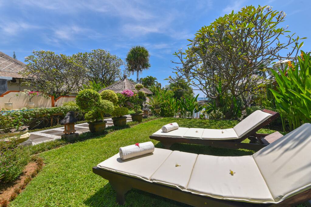 SUNBED AND POOL