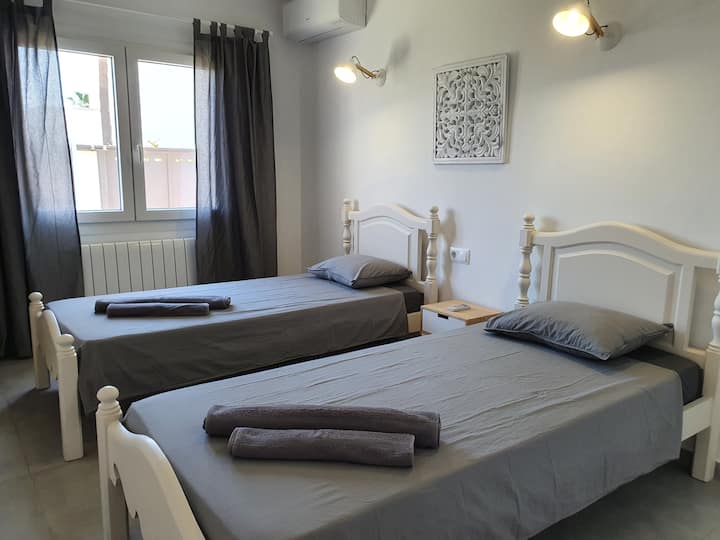 Soba s dva kreveta za jednu osobu u prizemlju