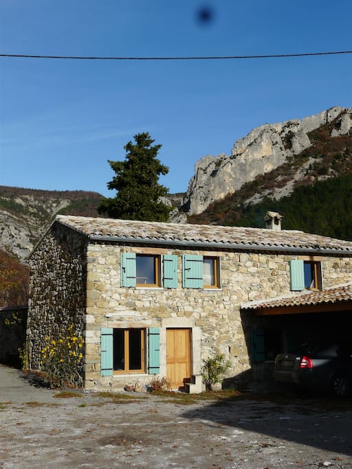 La maison est située sur une petite place et dispose d'un auvent pouvant accueillir 2 voitures.