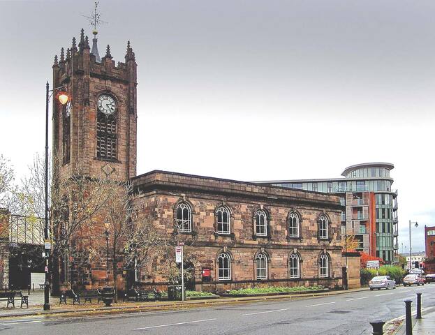 Quiet and Central Heart of the city  MCR Apartment