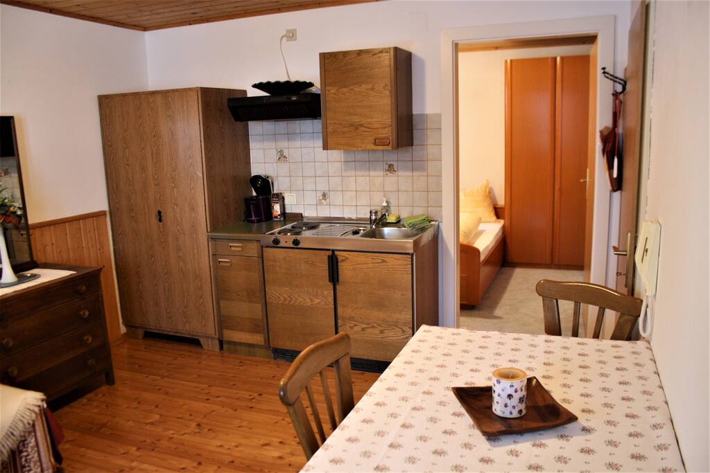 Essbereich mit Kochnische und Kühlschrank