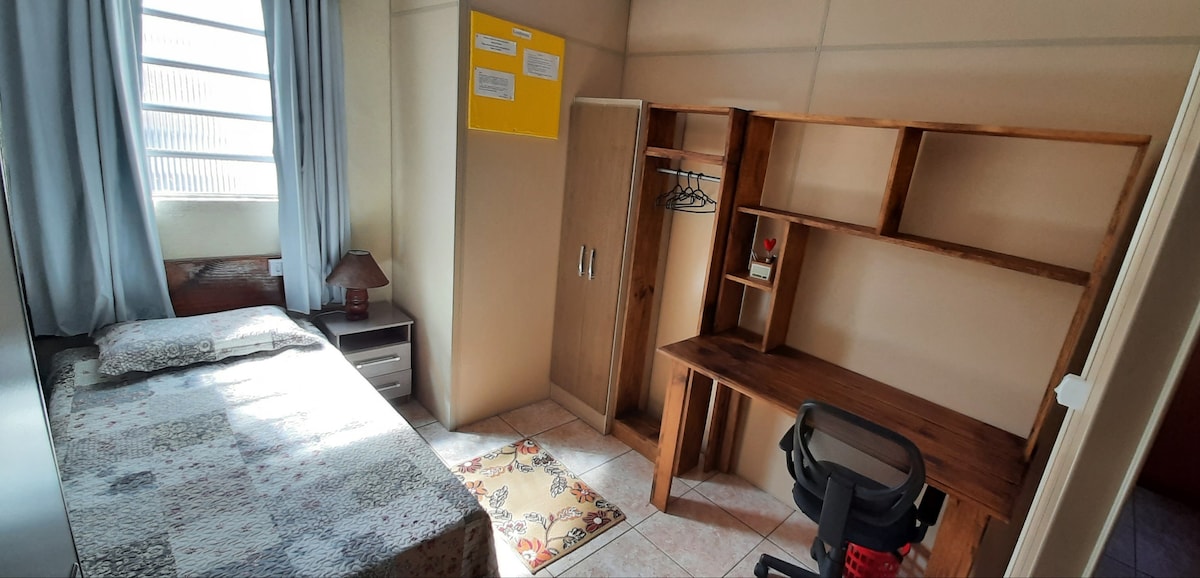 V spálni s pružinovou posteľou, nočný stolík s lampou, dvojdverový šatník, vešiak na oblečenie, písací stôl s knižnicou, otočnou stoličkou, ventilátorom a  zrkadlom.