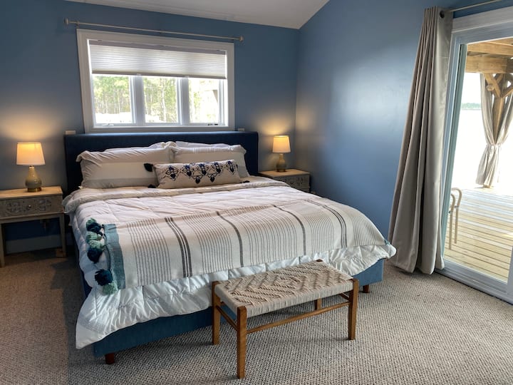 Dhoma e gjumit në katin e dytë ka gjithashtu një krevat dopio "King" dhe çarçafë pambuku 