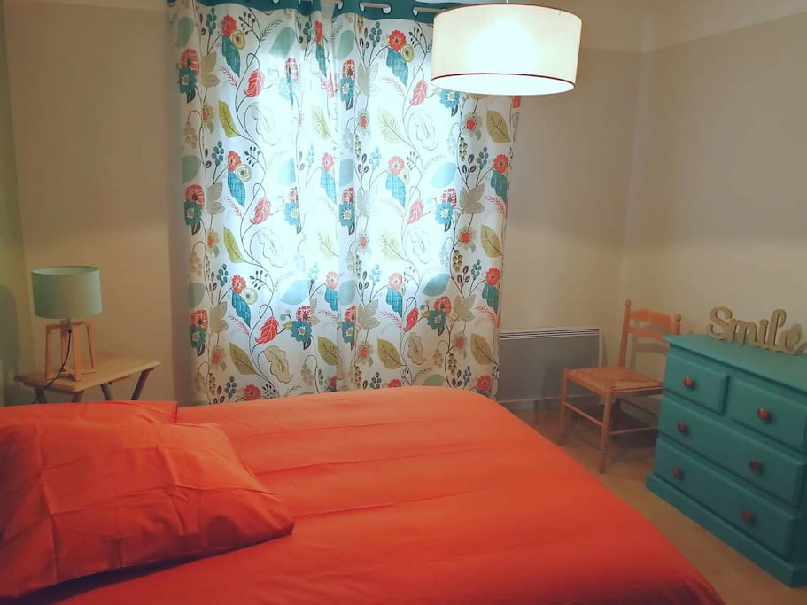 Chambre moderne avec lit double au rez-de-chaussée