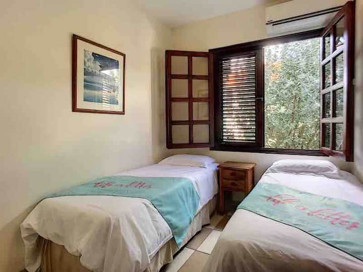 Dhomë gjumi e tretë me 2 krevate tekë, ajër të kondicionuar dhe banjë të përbashkët