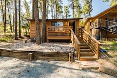Cozy+Little+Pine+Cabin+Perfectly+Located+w%2FHot+Tub