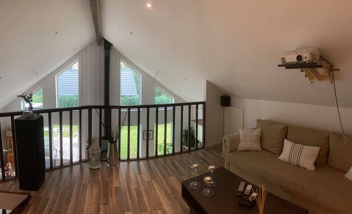 Дневна соба на горниот кат со проектор /дневна соба на горниот кат со домашно кино