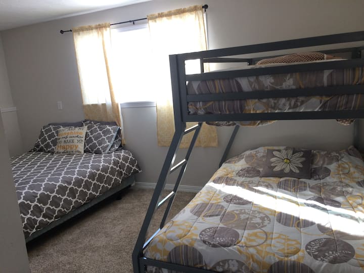 ห้องนอนขนาดใหญ่อีกห้องที่สามารถนอนได้ 5 คนพร้อมตู้เสื้อผ้า 2 ตู้