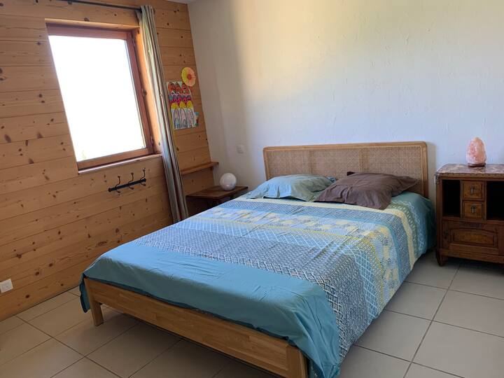 ห้องนอนใหญ่กว้างขวางพร้อมโต๊ะทำงานขนาดเล็กและตู้เสื้อผ้าขนาดใหญ่เครื่องนอนคุณภาพสูง 160 พร้อมเมมโมรี่โฟม 