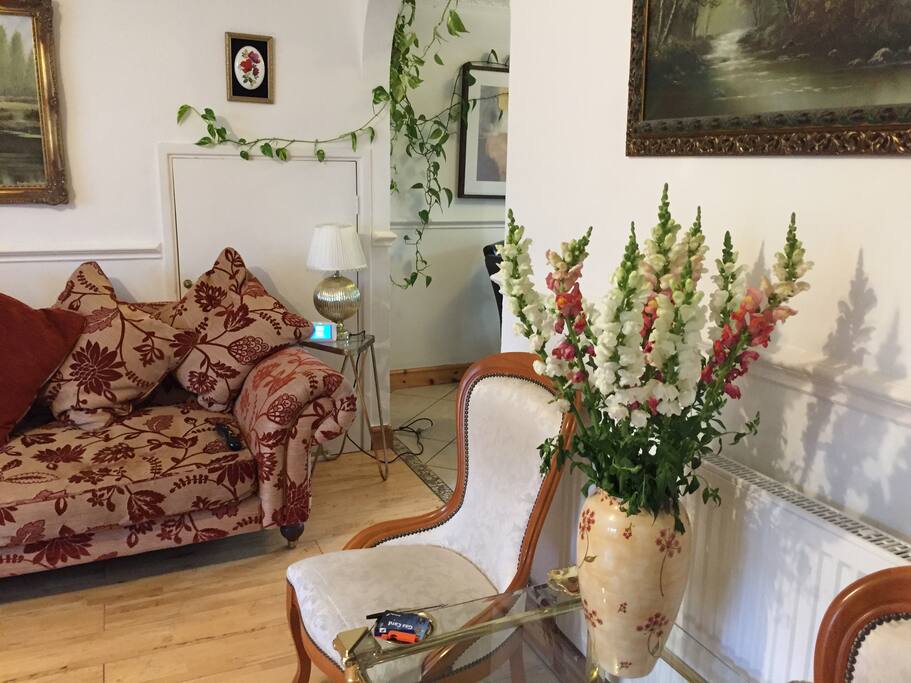 Bright, spacious well decorated living room
