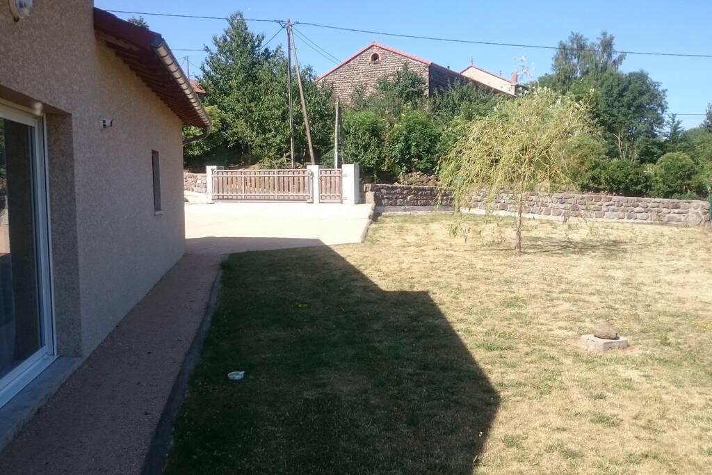 Village, maisons en pierre, ruisseau à proximité