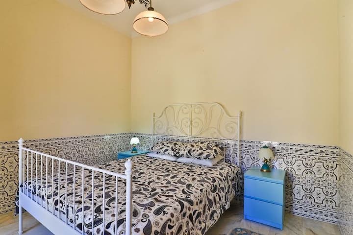 Chumba cha kulala cha kiwango cha chini na kitanda cha ukubwa wa mfalme. kupatikana kwa urahisi kwa wale wenye ulemavu.