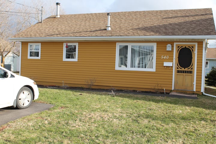 Cozy 2 bedroom home with 2 minute walk to beach