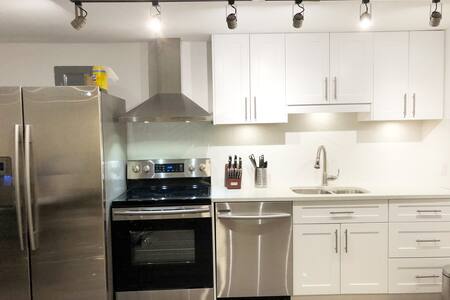 Bright and Clean 2 bedroom Garden Suite