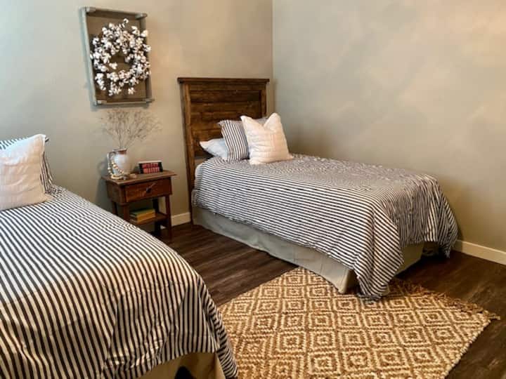 卧室： 2张单人床