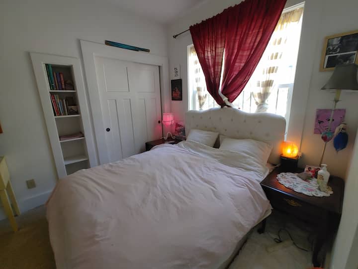 Dormitorio. Colchón orgánico de algodón Saatva Queen. Las ventanas sobre la cama permiten el aire fresco mientras duermes. Están sobre el patio trasero privado y donde siempre se mantiene fresco.