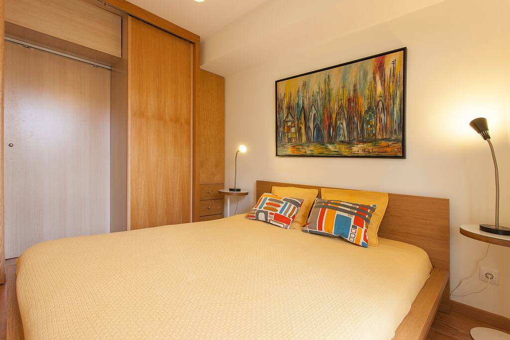 Bedroom with double bed and sliding doors closet