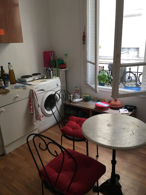 Cuisine très grande, avec lave-linge, frigo, plaques chauffantes, mini-four, grille-pain, mixeur plongeur, et tous ustensiles de cuisine..