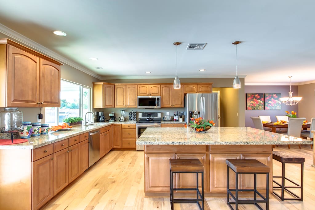 The fully equipped kitchen has stainless appliances , granite surfaces and a breakfast bar .