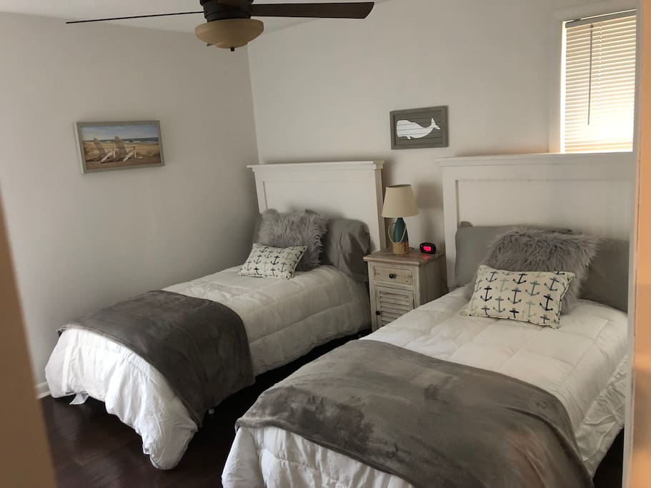 Spare bedroom with 2 twin beds