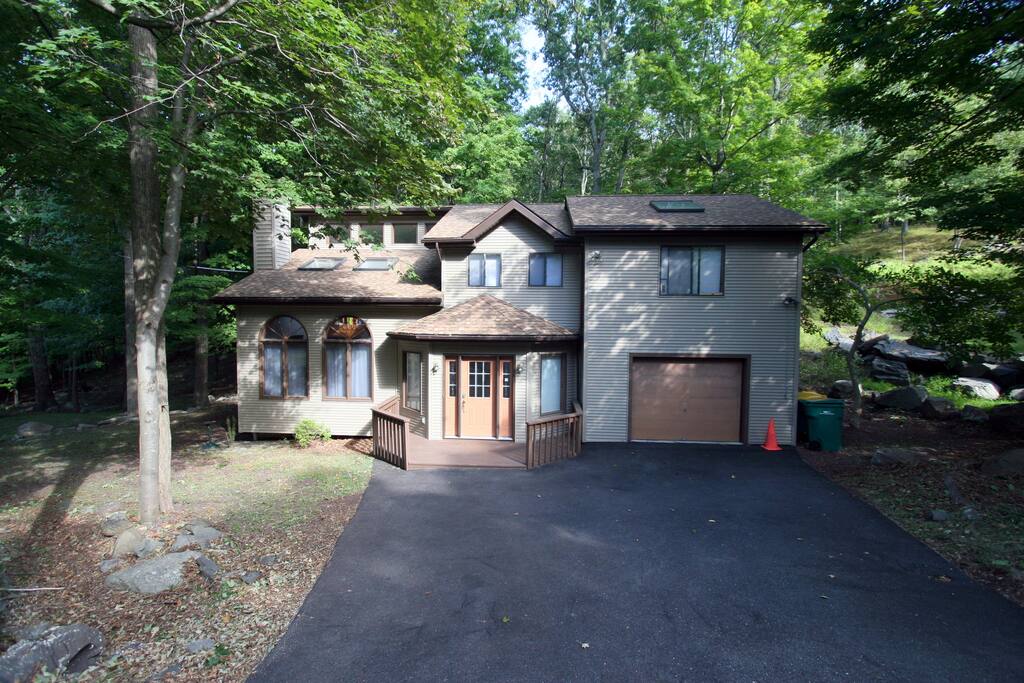 "As for the house itself, it was beautiful, clean and spacious enough for 6 adults to stay comfortably." Grace *****