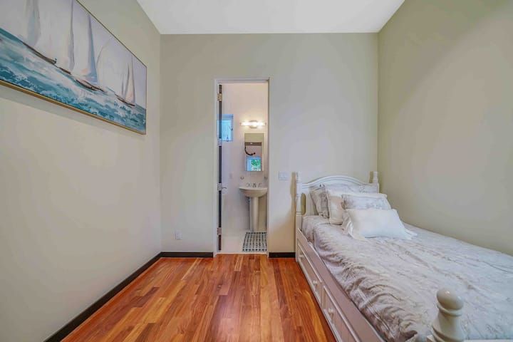 Chumba cha kulala 5 na kitanda pacha 
(Sleeps2)