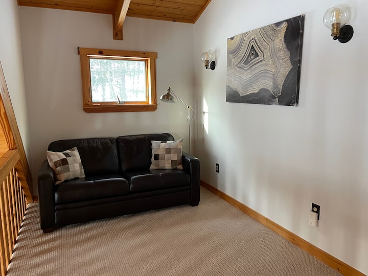 开放式阁楼配备全尺寸沙发床