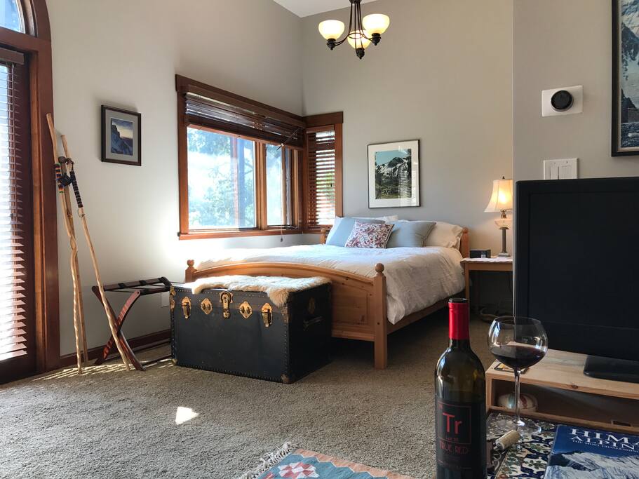 Super comfy Queen bed with an awesome view.